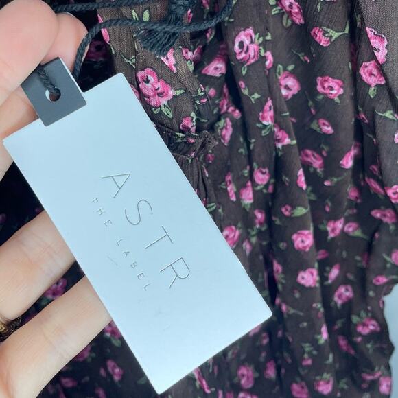 NWT New ASTR The Label Floral Print Smocked Babydoll Top Size L - Picture 11 of 12